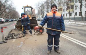 Специалисты в течение апреля обновят 200 тысяч квадратных метров дорог в Москве. Фото: Наталия Нечаева, «Вечерняя Москва»