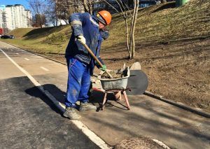 Работники «Жилищника» отремонтировали дорожное полотно в районе. Фото: Анна Быкова