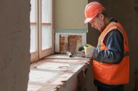 Специалисты запланировали завершить частичный капитальный ремонт дома в районе. Фото: сайт мэра Москвы