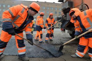 Специалисты выполнили ямочный ремонт в районе. Фото: Александр Кожохин, "Вечерняя Москва"