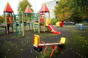 Покрытие на детской площадке привели в порядок в районе. Фото: Анна Быкова