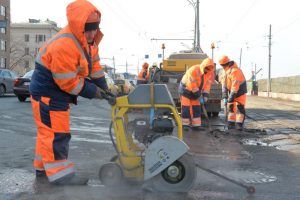 Сотрудники «Жилищника» провели ямочный ремонт дороги в районе. Фото: Александр Казаков, «Вечерняя Москва»
