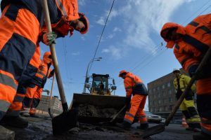 Сотрудники «Жилищника» провели ямочный ремонт проезжей части в районе. Фото: Александр Казаков, «Вечерняя Москва»