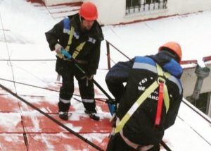 Специалисты «Жилищника» очистили от снега и наледи тротуары в районе. Фото: пресс-служба Префектуры ЦАО