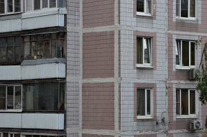 Сотрудники «Жилищника» провели проверку жилых домов на соблюдение правил безопасности в районе. Фото: Анна Быкова, «Вечерняя Москва»