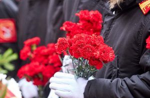 В Москве волонтеры возложили цветы к военным мемориалам от имени ветеранов. Фото: сайт мэра Москвы