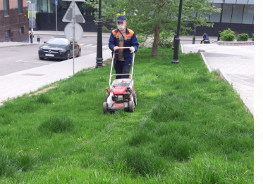 Траву покосили в Мещанском районе. Фото предоставили сотрудники ГБУ "Жилищник" Мещанского района