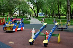 Резиновое покрытие на детских площадках привели в порядок в районе. Фото: Анна Быкова