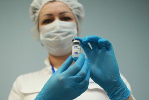 Российскую вакцину от короноваруса разрешили применять почти в 50 странах мира. Фото: Наталия Нечаева, «Вечерняя Москва»