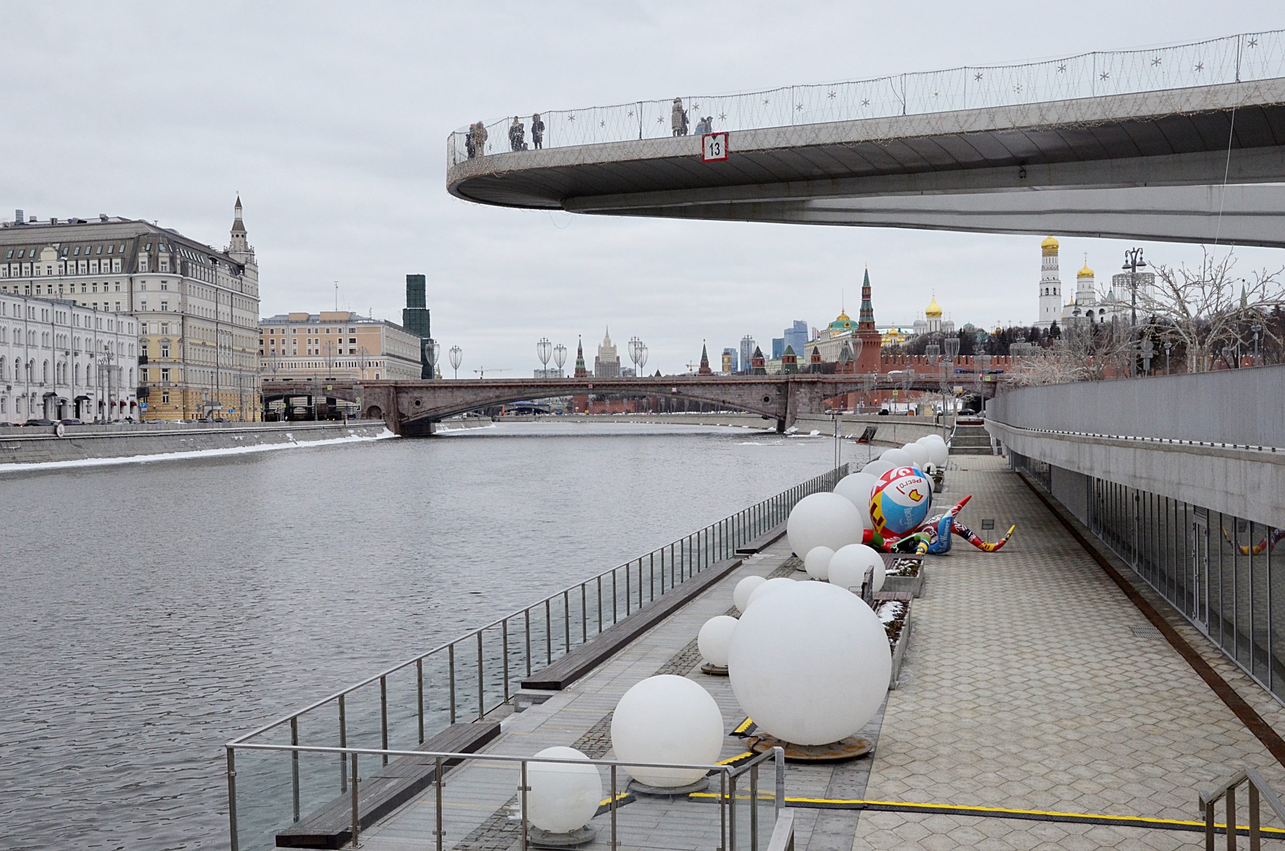 Москворецкая набережная 7. Москворецкая набережная Зарядье. Парк Зарядье причал. Причал в парке Зарядье. Парк Зарядье каток.