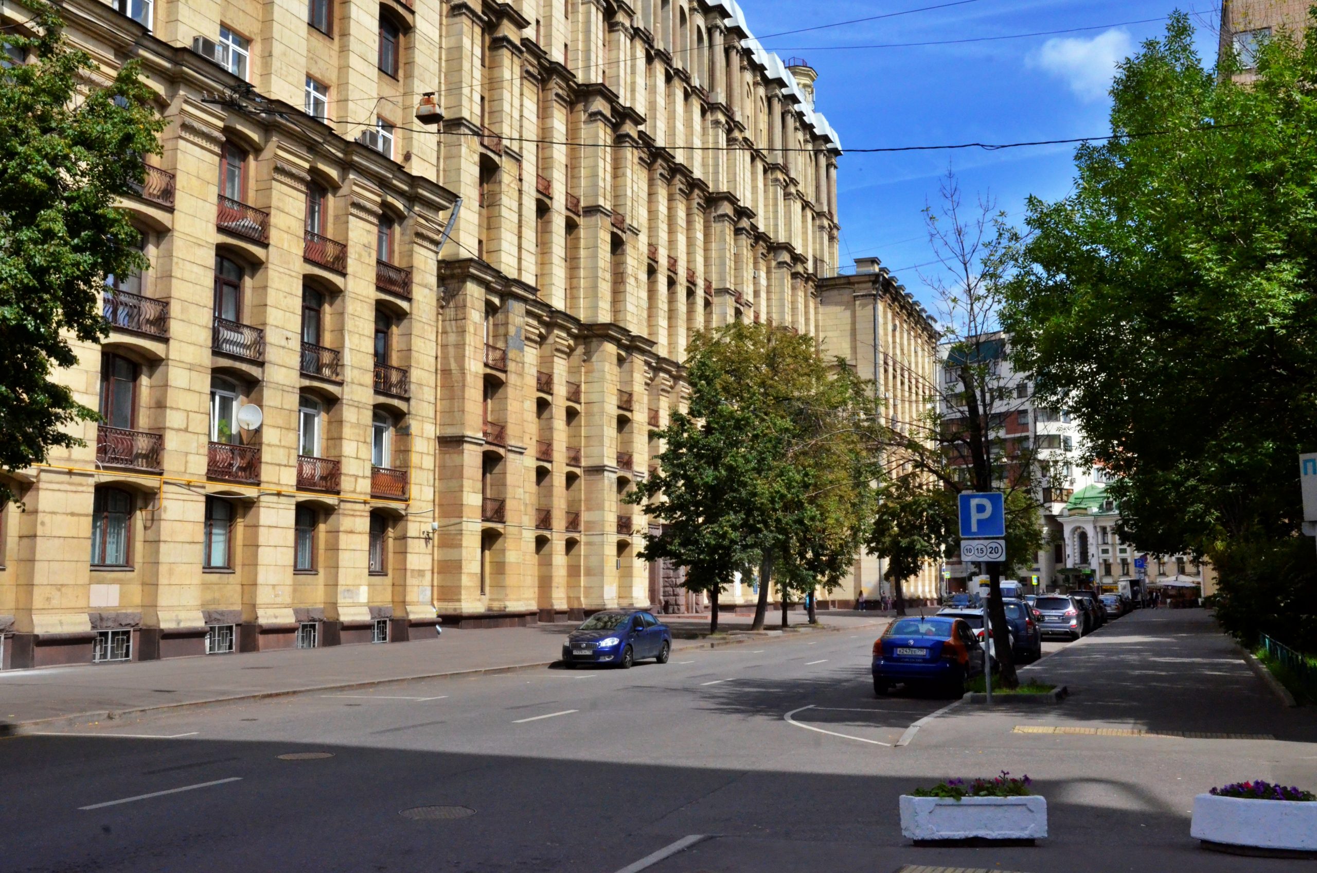 Рггу 5. РГГУ Москва. РГГУ Новослободская. РГГУ Москва фото. Институт РГГУ фото.