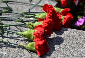 Сотрудники химического университета возложили цветы к мемориалу. Фото: Анна Быкова