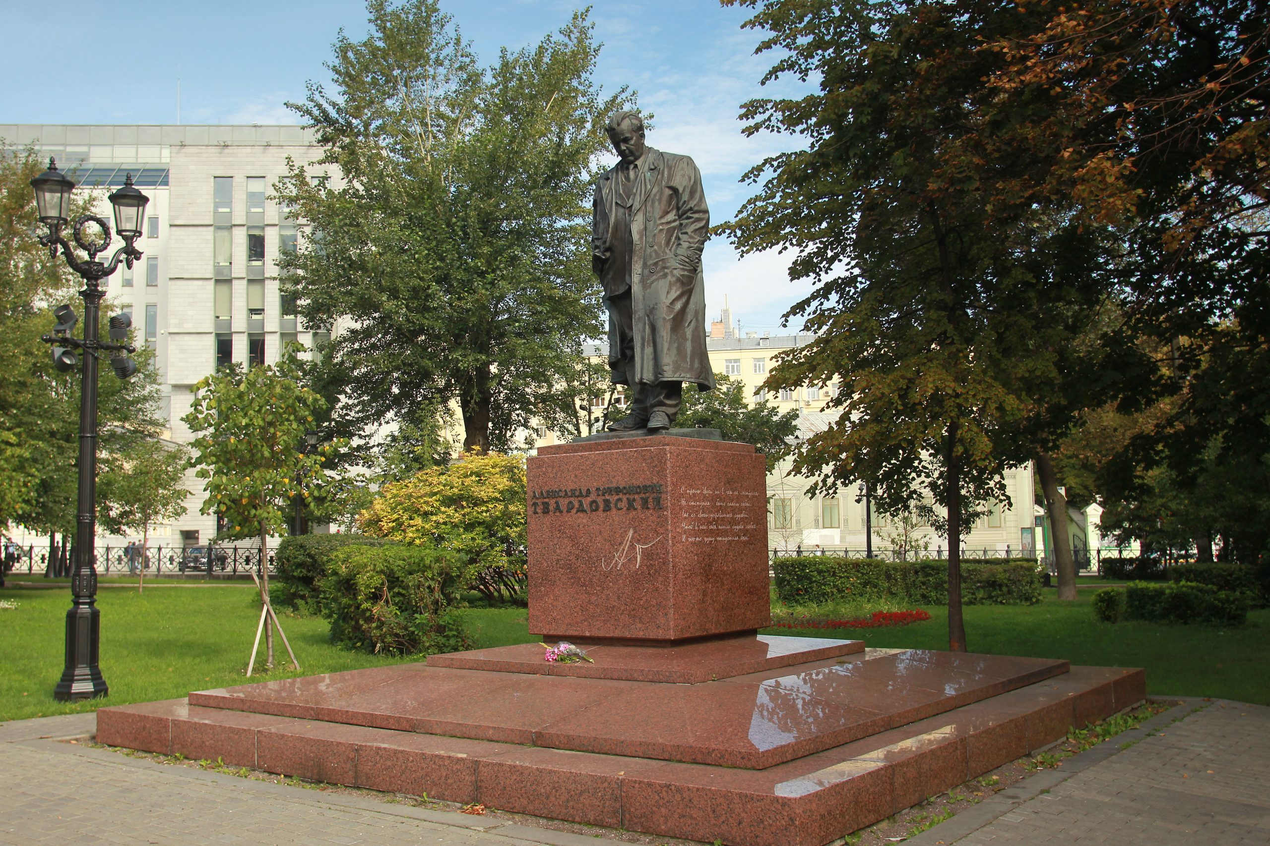 Памятник александру твардовскому. Памятник Твардовскому в Москве на страстном бульваре. Автор памятник Твардовскому в Москве. Бюст а.т. Твардовского. Фото на памятник.