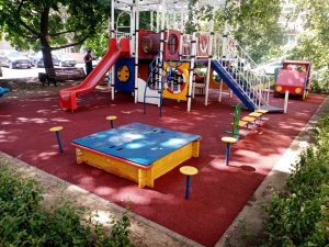 Резиновое покрытие на детской площадке заменили в районе. Фото предоставили в ГБУ «Жилищник» 
