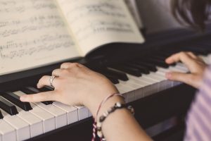 Концерт фортепианных дуэтов исполнят в библиотеке Боголюбова. Фото: pixabay.com