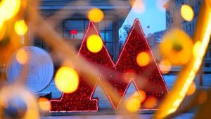 Новогодние элементы установили около станции «Маяковская». Фото: с официальной страницы Дептранса Москвы в социальных сетях