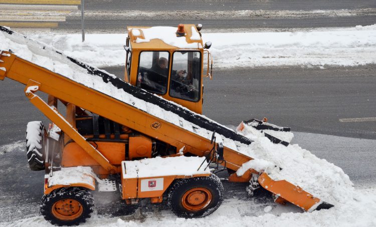 Специалисты «Жилищника» убрали снег с пешеходных зон и дорог на районе. Фото: Анна Быкова