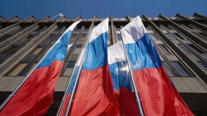Специалисты установят флагштоки с триколором у здания Госдумы к 23 февраля. Фото: с официальной страницы городского хозяйства Москвы в социальных сетях