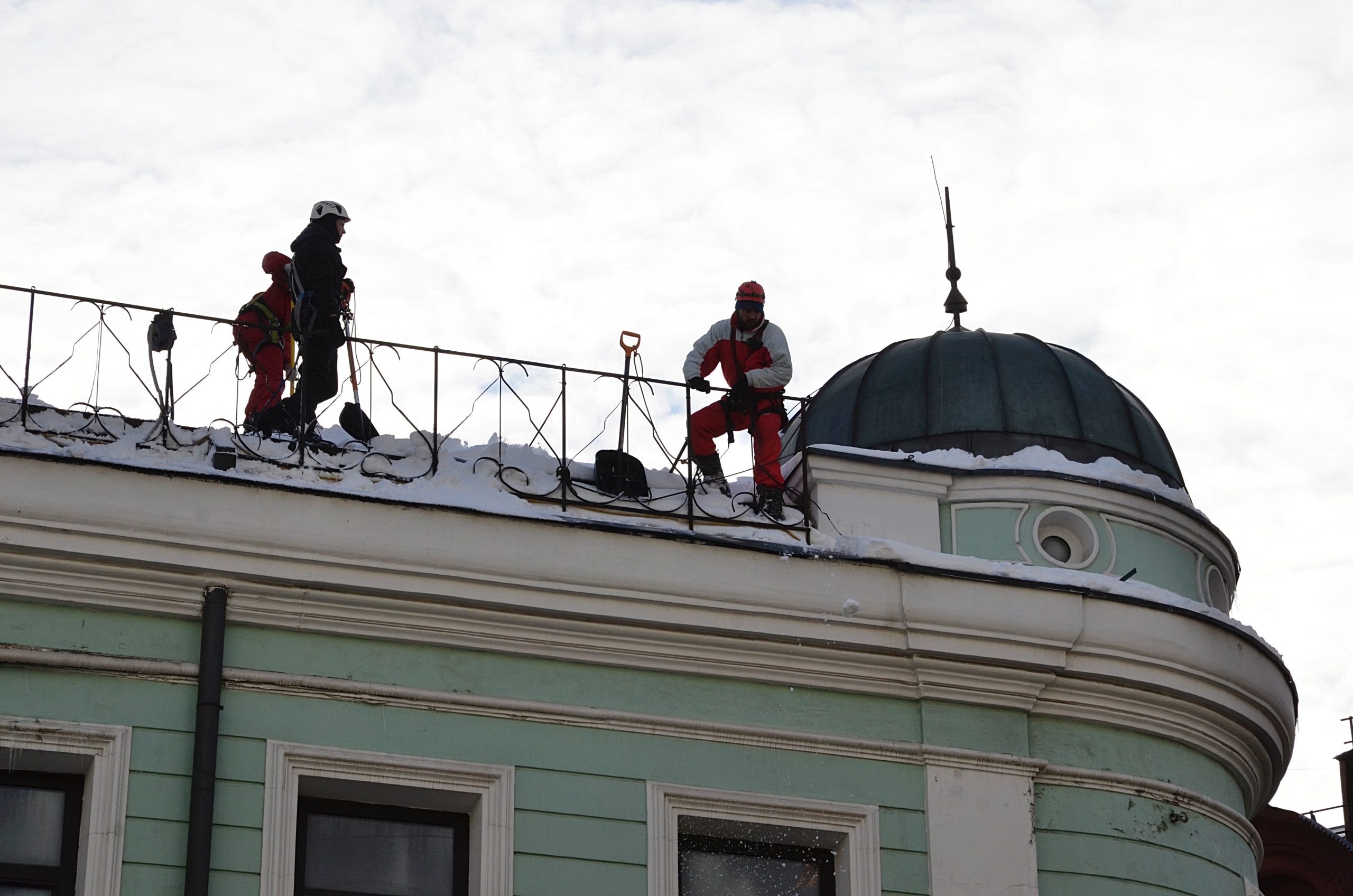 Гиб москва. Падение крыши в Москве. Рабочий на крыше. Баба чистит крышу. Чистка крыш дворцов в Петербурге от снега.