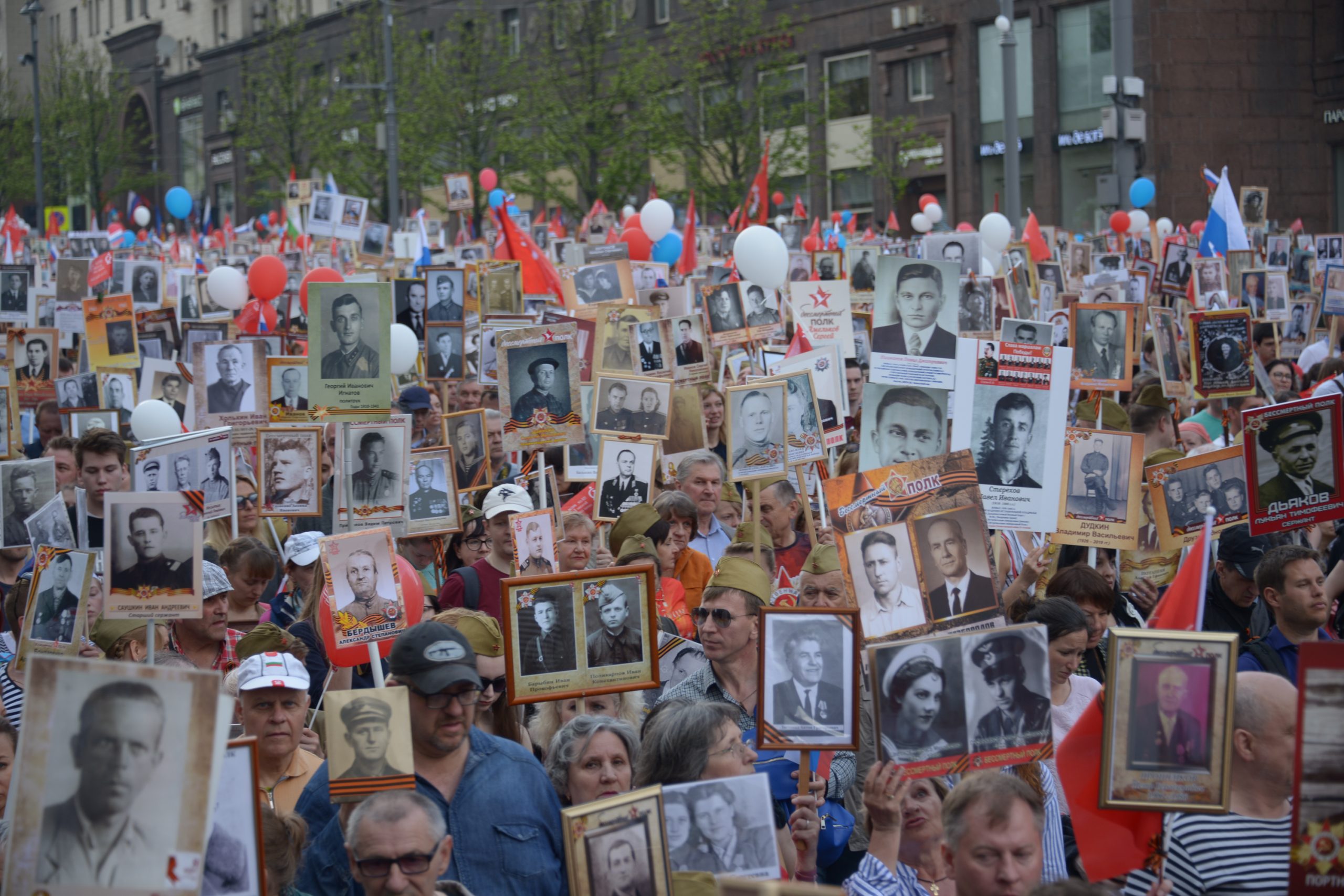 Река бессмертного полка минус. 9 Мая 2021 Москва Бессмертный полк. Бессмертный полк 2022 в Москве. Шествие Бессмертный полк Москва. Шествие "Бессмертного полка" в Донецке.