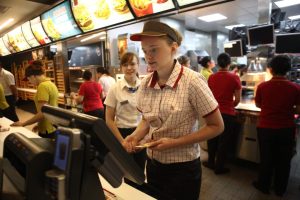 «McDonald's» откроется под другим брендом с сохранением поставщиков и стандартов качества. Фото: Павел Волков, «Вечерняя Москва»
