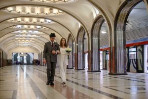 Три пары поженились в воскресенье на станции «Маяковская». Фото: сайт мэра Москвы