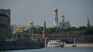 Работы по обновлению асфальта завершились на Кремлевском кольце. Фото: Александр Кочубей, «Вечерняя Москва»
