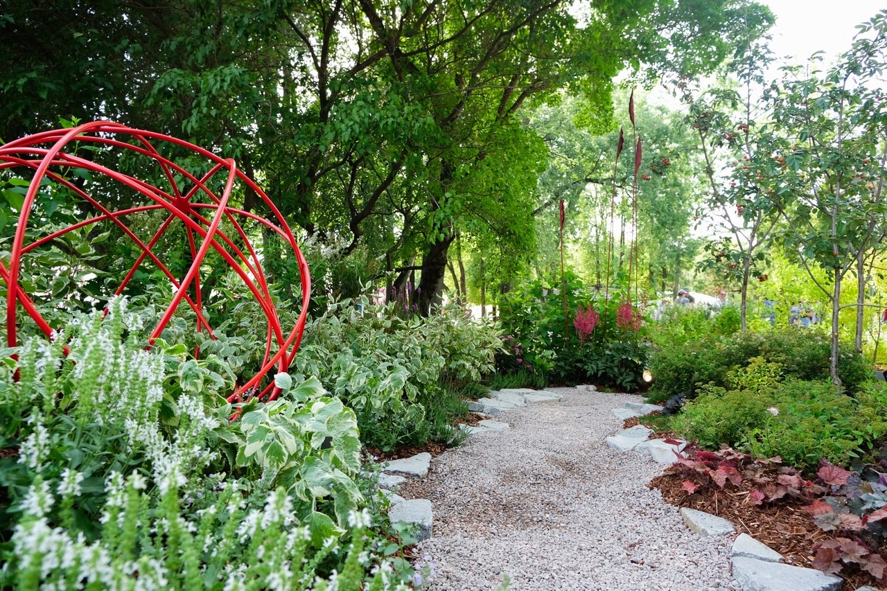 сад в августе. сады сантс барселона. ландшафтный архитектор – хироки мацуура. интенсивный яблоневый сад. ландшафтный парк «дуйсбург-норд».