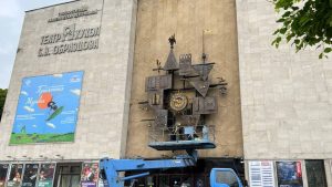 Часы на фасаде Театра имени Сергея Образцова передали на реставрацию. Фото: Telegram-канал учреждения