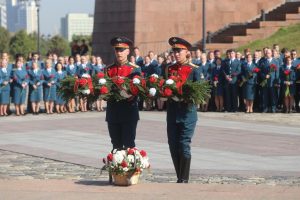Сотрудники налоговой службы возложили цветы к мемориалу павшим в ВОВ на Поклонной горе. Фото: Ярослав Чингаев