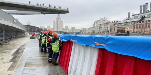 Противопаводковые барьеры установили на Москворецкой набережной. Фото: сайт мэра Москвы