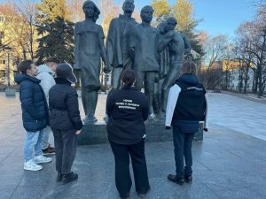 Активисты Молпалаты района посетили памятник участникам «Молодой гвардии». Фото: официальная страница Молпалаты в социальных сетях