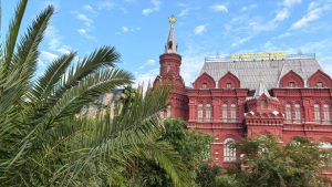 Согласно отчету аналитиков Кремль и Красная площадь продолжают оставаться центром туризма. Фото: Алена Куликова, «Вечерняя Москва»