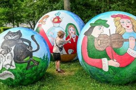 «Московское лето»: работы финалистов конкурса стали частью оформления района. Фото: пресс-служба Департамента торговли и услуг города Москвы