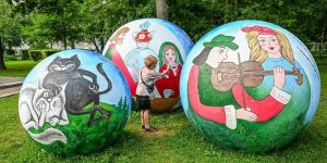 «Московское лето»: работы финалистов конкурса стали частью оформления района. Фото: пресс-служба Департамента торговли и услуг города Москвы