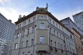 Сотрудники «Жилищника» района проверили дома на безопасность. Фото: Анна Быкова, «Вечерняя Москва»