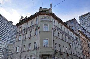 Сотрудники «Жилищника» района проверили дома на безопасность. Фото: Анна Быкова, «Вечерняя Москва»