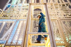 Монтаж новогодней арки завершился на Кузнецком мосту. Фото: Telegram-канал КГХ города Москвы