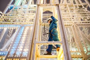 Монтаж новогодней арки завершился на Кузнецком мосту. Фото: Telegram-канал КГХ города Москвы