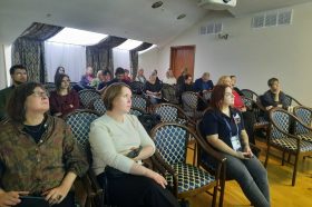 Сотрудники музея Островского представили модель волонтерского центра на круглом столе. Фото: официальная страница музея в социальных сетях