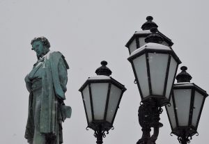 Пушкинскую площадь украсили в столице. Фото: Александр Кожохин, «Вечерняя Москва»