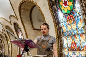 Художники проекта «Искусство в метро» показали свое мастерство на станции «Новослободская». Фото: Telegram-канал Дептранса Москвы