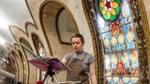 Художники проекта «Искусство в метро» показали свое мастерство на станции «Новослободская». Фото: Telegram-канал Дептранса Москвы