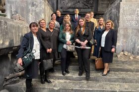 Судьи Москвы почтили память героев на Поклонной горе. Фото: пресс-служба Департамента по обеспечению деятельности мировых судей города Москвы