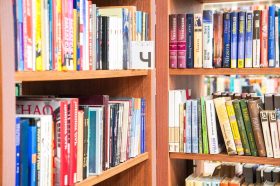 Фонды РГБИ пополнились коллекцией предметов Челябинского театра. Фото: Ксения Догонашева, «Вечерняя Москва»