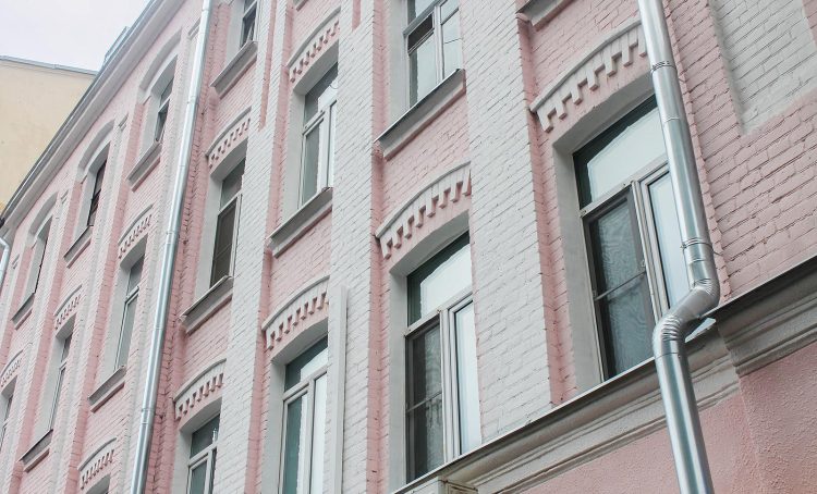 Дом с аттиками восстановили в районе. Фото: Фонд капитального ремонта многоквартирных домов города Москвы