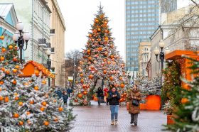 Горожане и туристы высоко оценили убранство улиц района к Новому году. Фото: сайт мэра Москвы