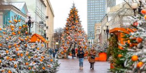 Горожане и туристы высоко оценили убранство улиц района к Новому году. Фото: сайт мэра Москвы