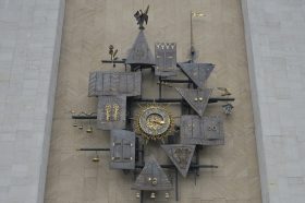 На фасаде Театра кукол имени Сергея Образцова запустили часы в тестовом режиме. Фото: Анна Малакмадзе, «Вечерняя Москва»