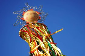 Красный диск блина садится на площадях в районе. Фото: Анна Быкова, «Вечерняя Москва»